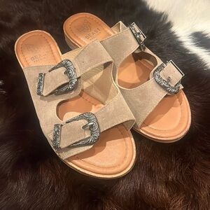 Buckle sandals